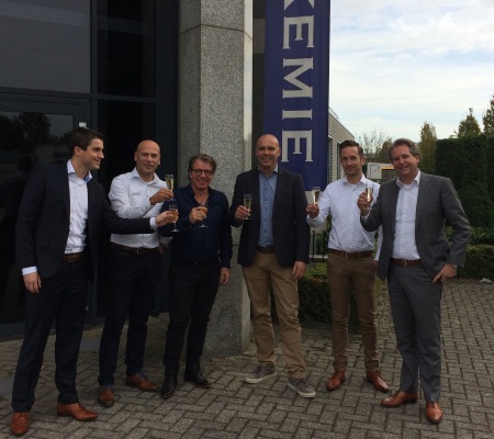 Op de foto v.l.n.r.: Job Kuijpers en Peter Holleman, beiden Heembouw; Geert-Jan Engbers en Richard Verbeem, beiden Kemie en Martin van Straten en Peter Brugman, beiden Heembouw.  