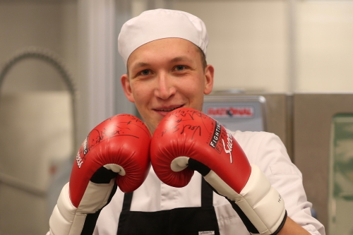 Jongen met bokshandschoenen