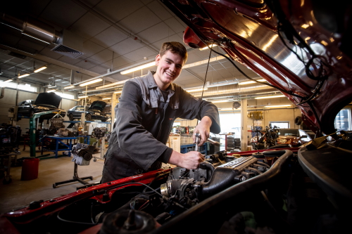 Jongen bij auto