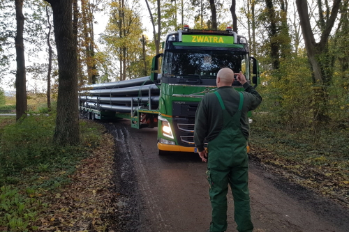 Man voor vrachtwagen