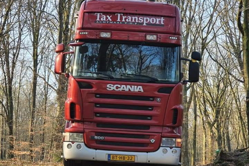 Rode vrachtwagen