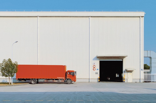 Rode vrachtwagen bij loods