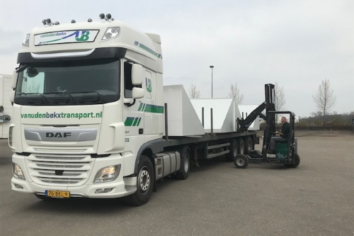 Vrachtwagen laden met heftruck