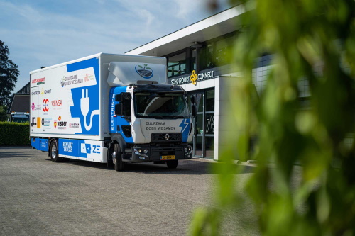 Vrachtwagen voor gebouw