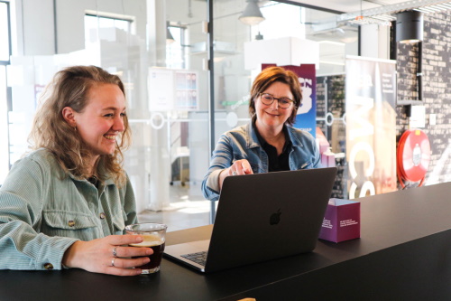 Vrouwen achter laptop