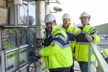 Wethouder Moerdijk activeert 4200 zonnepanelen bij ATM Moerdijk