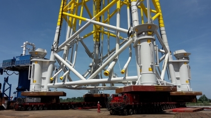 ALE Heavylift plaatst ‘jacket’ op ponton