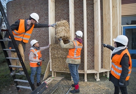 Studenten aan de slag met stro als isolatiemateriaal bij sporthal