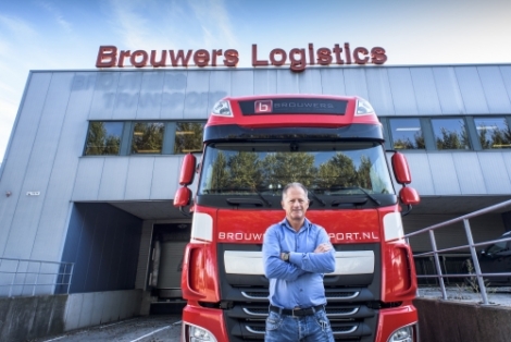 Hoogbouwtrucks manoeuvreren nog slimmer door magazijn Brouwers Transport na update