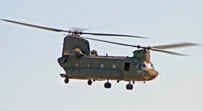 H-47 Chinook helikopter strijkt neer in Gilze-Rijen voor opleidingen