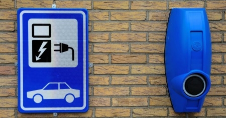 Arnhem heeft eerste publieke laadplein voor elektrische auto’s