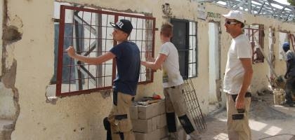 Studenten bouwkunde renoveren school in Gambia