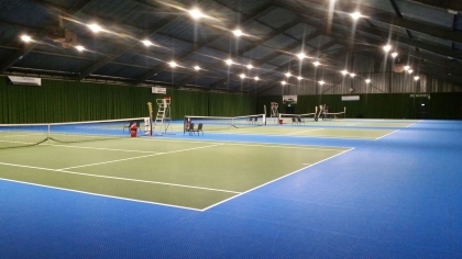 Racketcentrum Kapelle verlicht banen met LED armaturen van Reveb