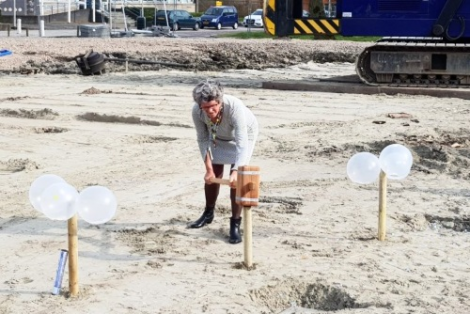 Toekomstige bewoners geven klap op startbouw nieuwbouwproject de Hoorn