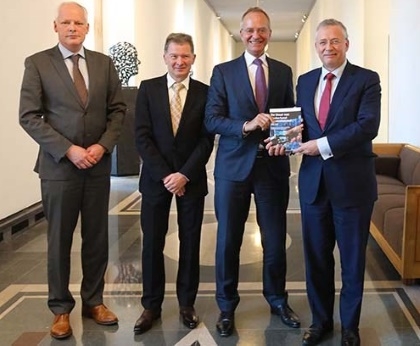 Minister Kamp ontvangt pleidooi voor publiek-private samenwerking R&D