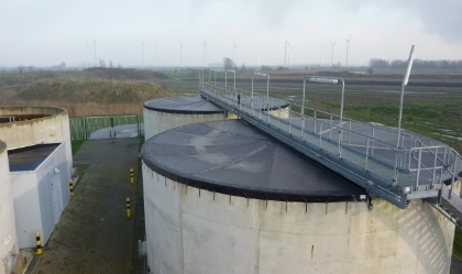 Zeeuwse slibtanks beschermt tegen weersinvloeden door nieuwe afdekzeilen