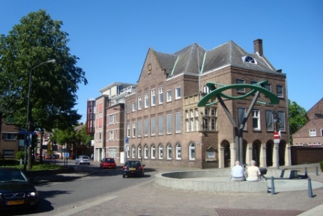 Van der Weegen Bouwgroep bouwt oud gemeentehuis om tot appartementen