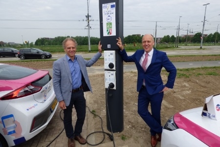 Eerste 'Smart Trolley Grid Laadpaal' voor auto's in Arnhem