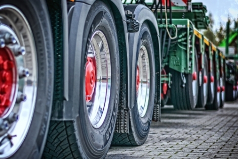 Overheid en ondernemers zoeken naar oplossing voor tekort aan truckparkeerplaatsen