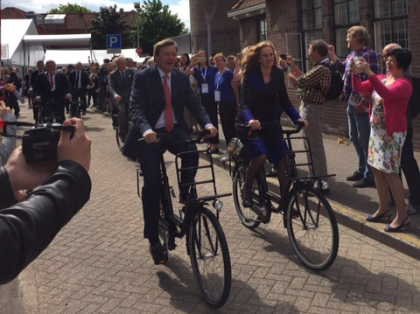 Koning fietst over RijnWaalpad als opening Velo-city