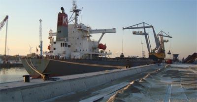 Eerste schip voor nieuwe kade Ovet in Kaloothaven