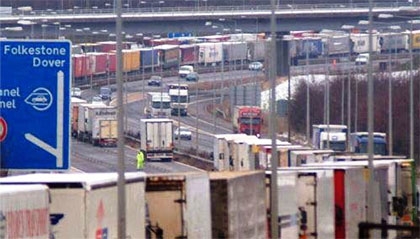 Transportsector lijdt miljoenenverlies door migranten in Calais