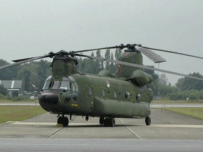 CH-47 Chinook helikopter strijkt neer in Gilze-Rijen voor opleidingen