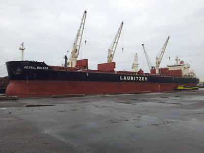 Groot zeeschip ligt in haven van Moerdijk 