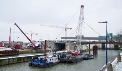 Mammoet installeert brug over vier sluizen