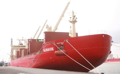 Nieuw schip doet op eerste reis haven van Moerdijk aan