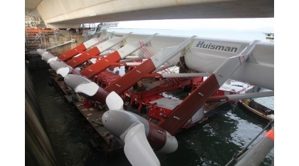 Installatie getijdeninstallatie in de Oosterschelde stormvloedkering