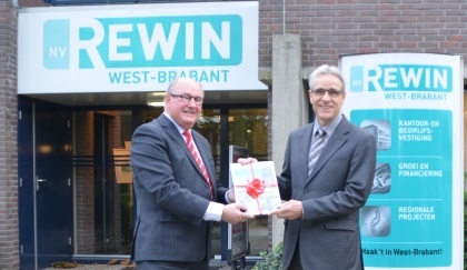 Nieuwe REWIN-gids officieel overhandigd