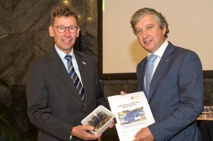 Statenvoorzitter provincie Gelderland neemt Ambitiedocument Regio Rivierenland in ontvangst