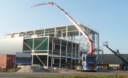 Van den Top Lunteren naar grote hoogte met triple gestuurde vierassige Scania G450 bakwagen