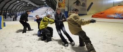 In de sneeuw werken aan teamgeest