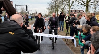 Zonnefietspad SolaRoad geopend door Minister Kamp