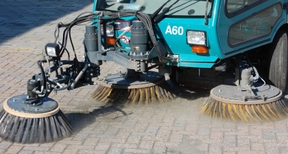 Schone wegen en straatmeubilair met Dethon Groen