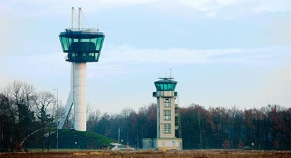 Van Mensvoort sloopt oude luchtverkeersleidingstoren Volkel