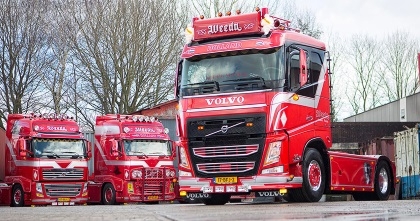 Bluekens levert twee nieuwe Volvo FH-trekkers voor Weeda Transport