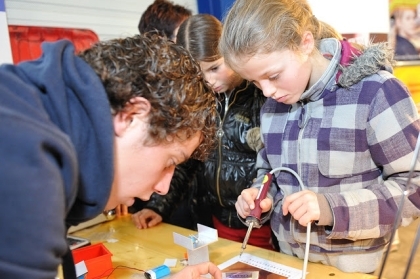 Enthousiaste jeugd en ouders op Techniekdagen