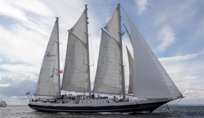 Zeilschip De Eendracht ligt in haven Moerdijk